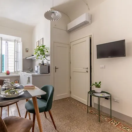 Hotel apartamentowy Charming Flat Near Uffizi *